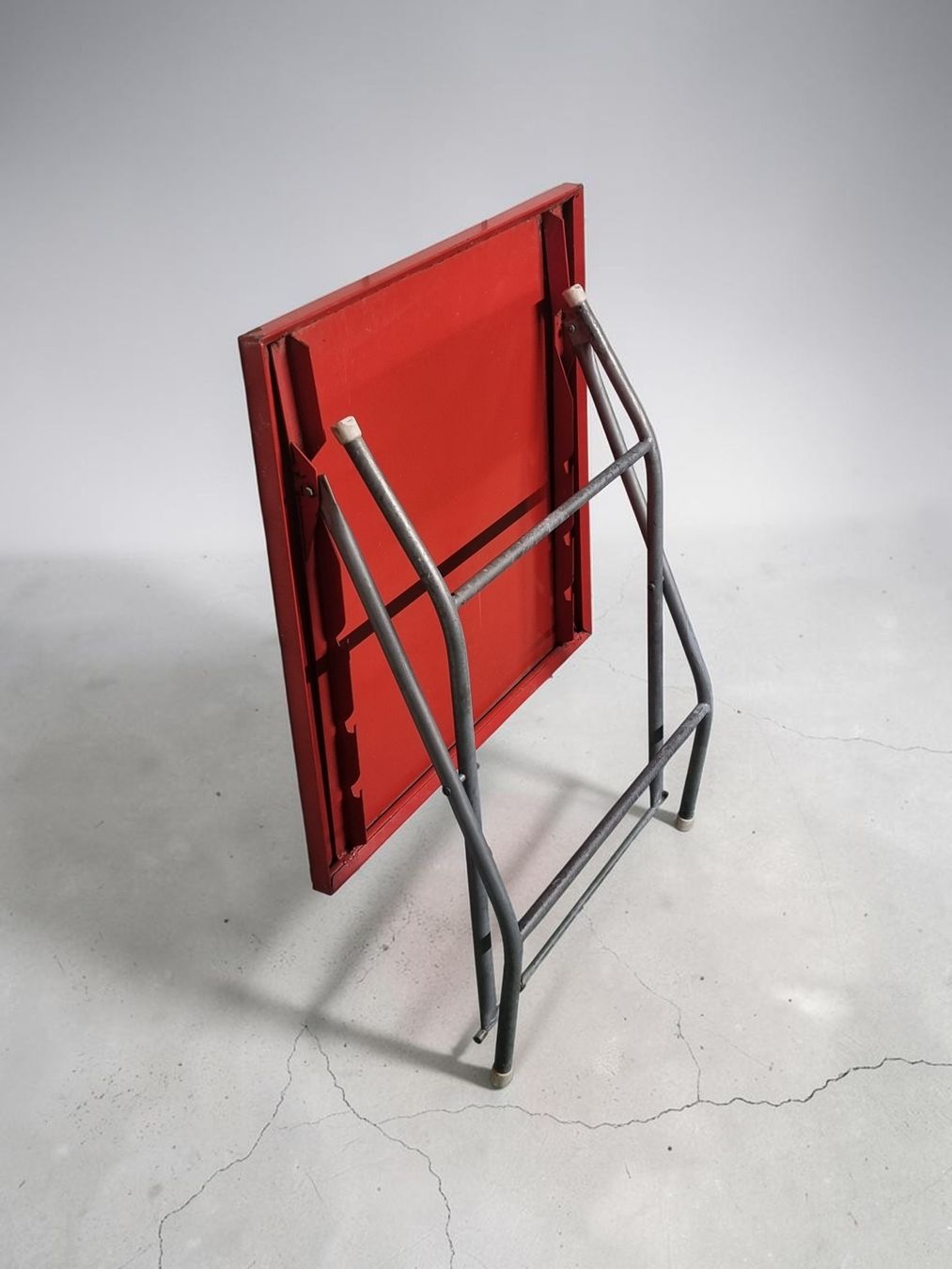 Tables: Tisch rot Metall klappbar gebraucht – D'occasion à Zürich par Pinogaudio 2