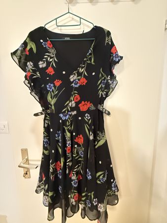 GUESS Damenkleid Gr. S – Schwarz mit Blumenmuster 