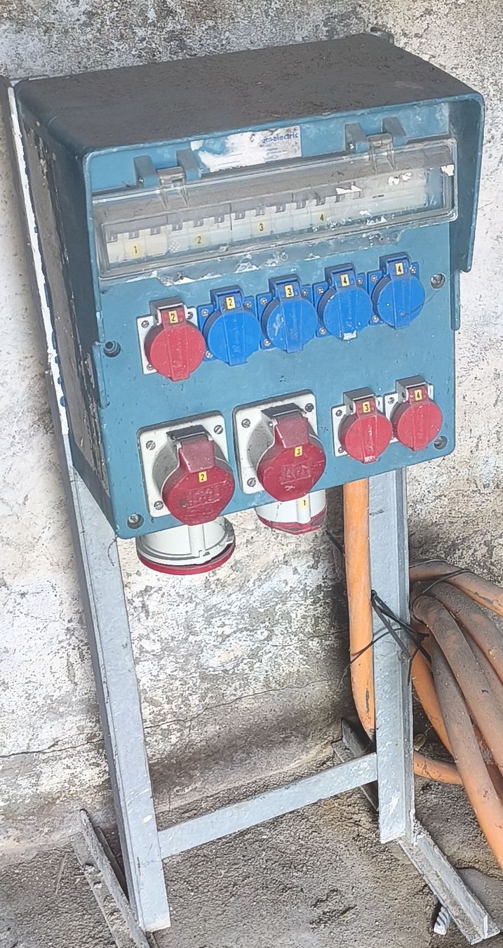 Elettrotecnica: 2x Elektroverteiler mit Steckdosen gebraucht – Usato da Birr venduto da PalermoF