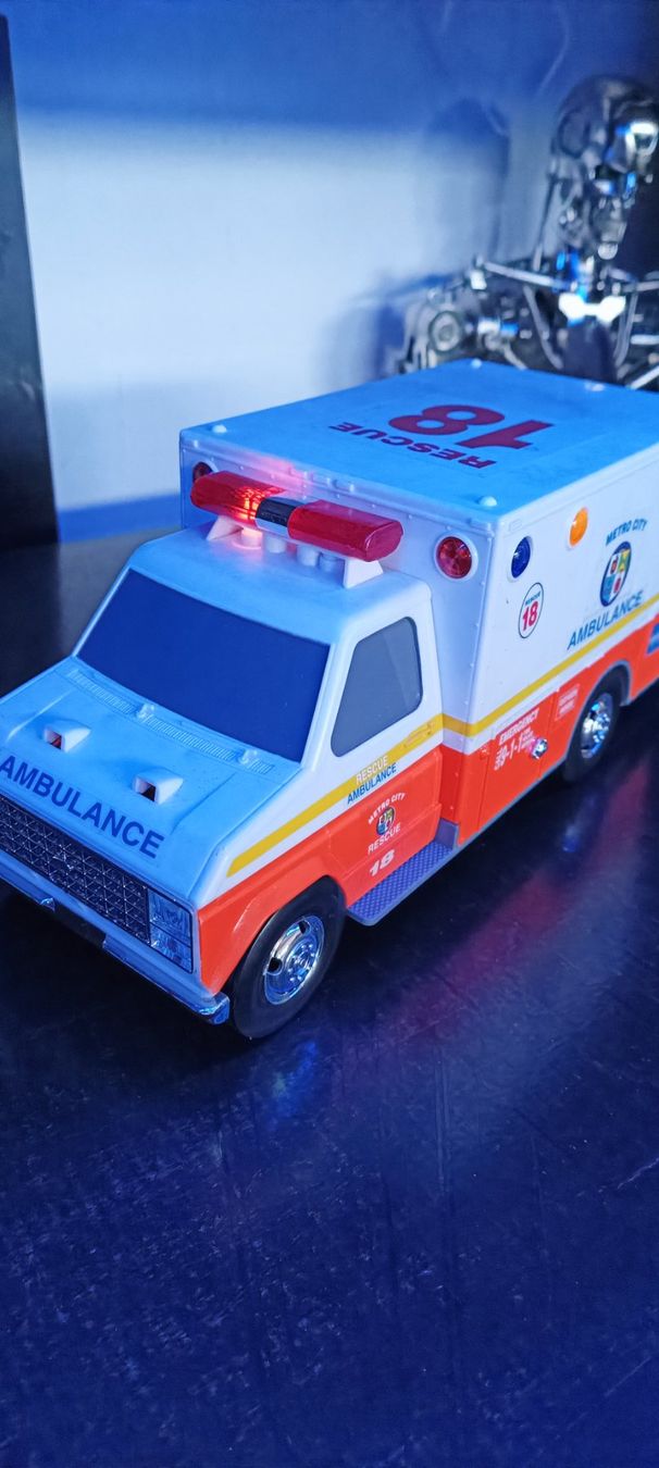 Voitures modèles: USA Ambulanz Modell ca 1:16 – Neuf avec emballage d'origine à Wila par HeikoL02 3