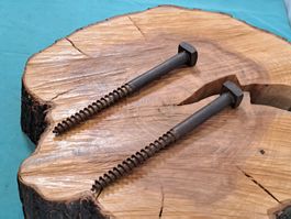 2 antike 4-Kant Holz Schrauben, 1.1 x 14.5cm (LOT2504#NSH6)