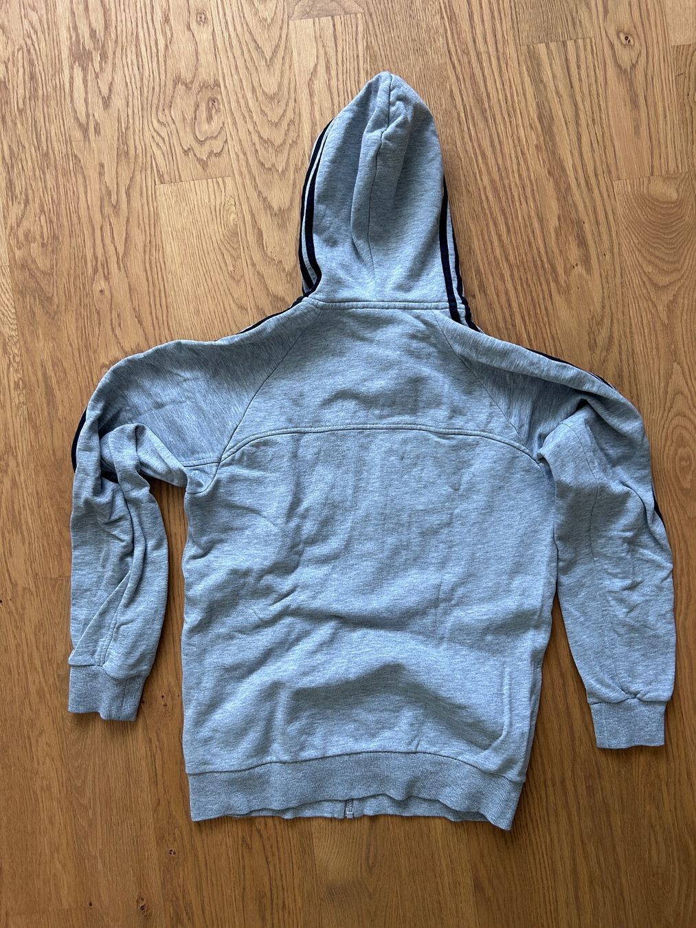 Adidas Maglioni & Felpe: Adidas Kapuzenpullover grau mit Reissverschluss Grösse S – Usato da Bern venduto da BZau
