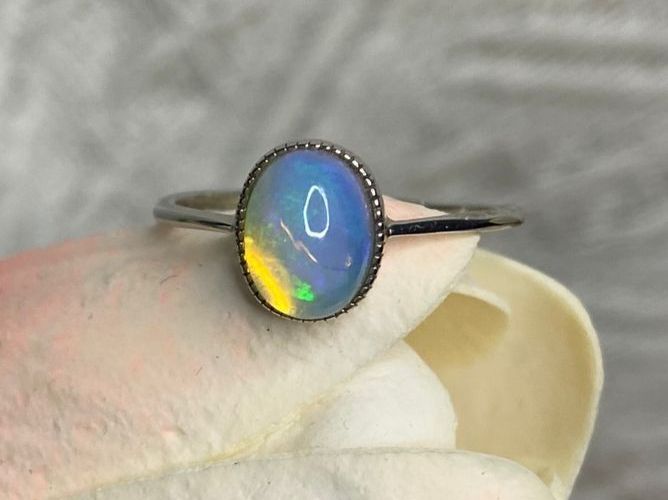 Anelli: Wunderschöner Opal Ring, 925er Silber, Grösse verstellbar. – Nuovo (secondo la descrizione) da St. Gallen venduto da GIULESGG