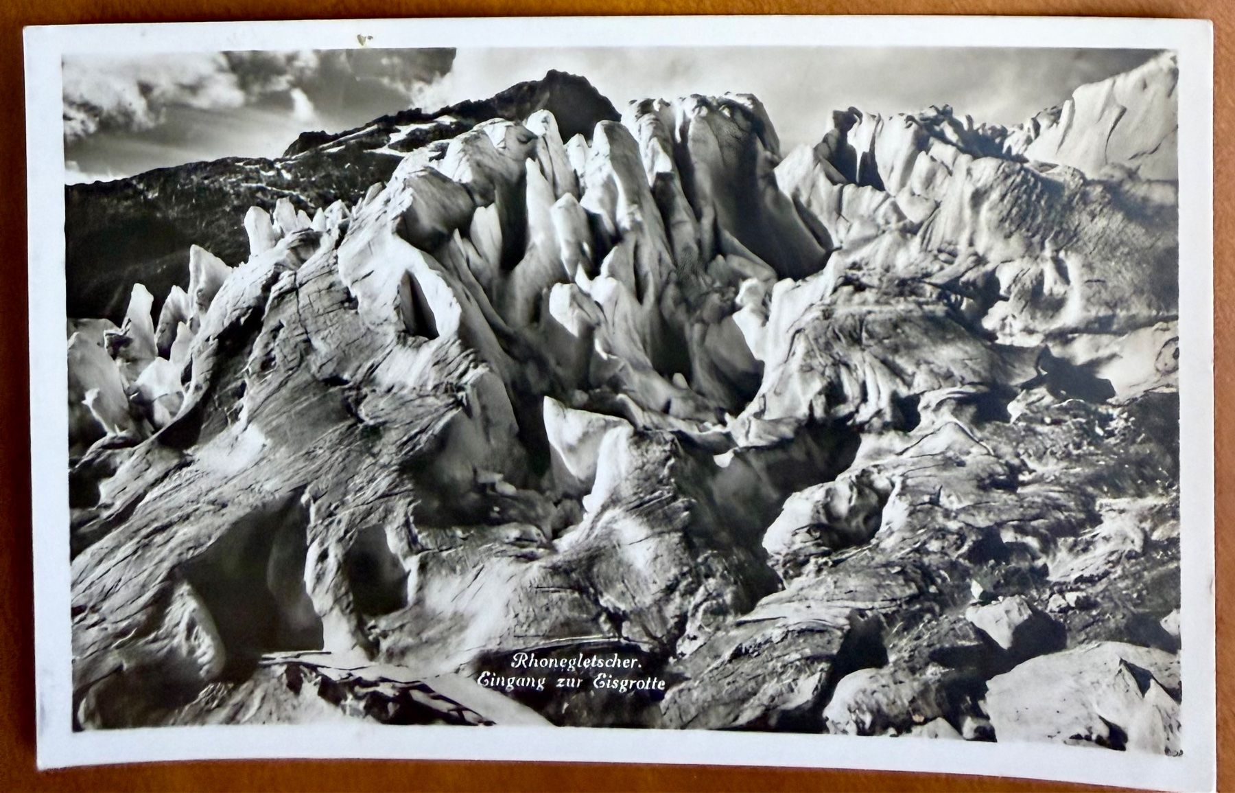 Cartoline postali: Rhonegletscher - Eingang zur Eisgrotte 1928 – Usato da Lutry venduto da Ediego