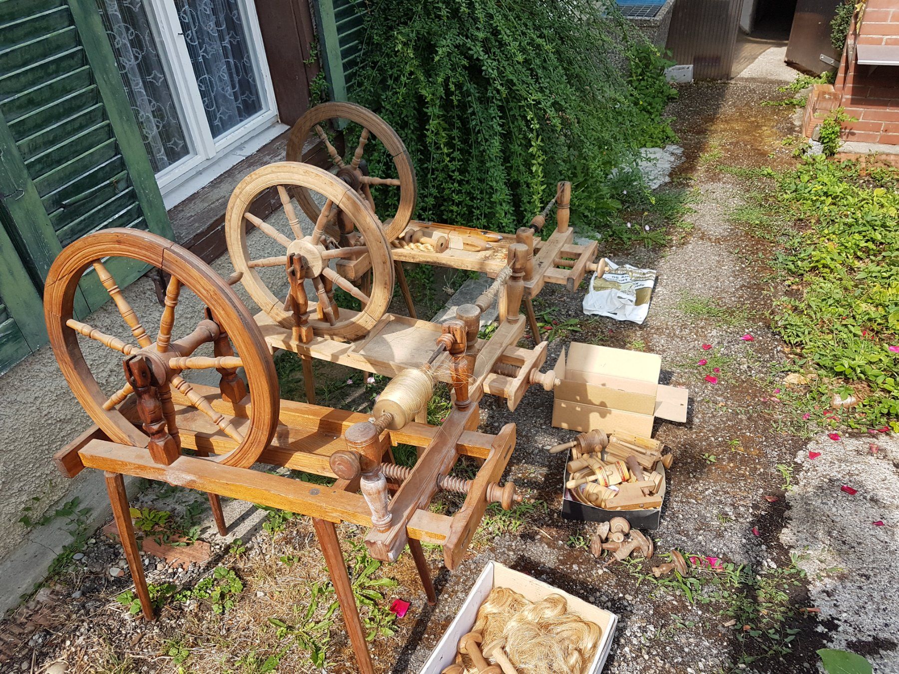 Spinnräder: Alte antike Spinnräder – Gebraucht aus Tobel von  7