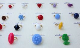 24 Kinder-Ringe auf Schmuck-Karte, Kunst-Stoff, vintage 60er