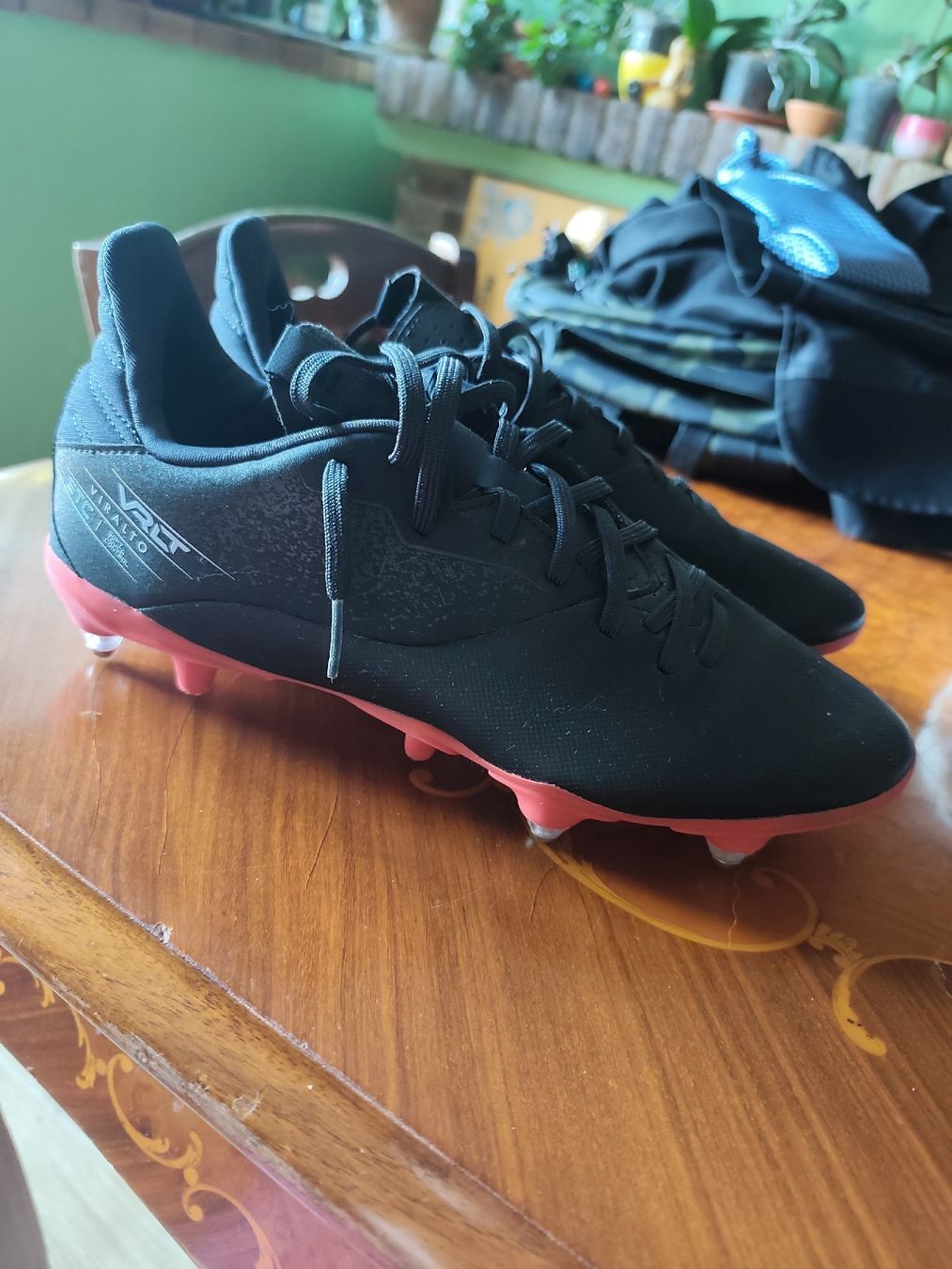 Scarpe da uomo: Due paia di scarpe uomo calcetto e/o rugby con caschetto – Usato da Grono venduto da sab_f6hs 4