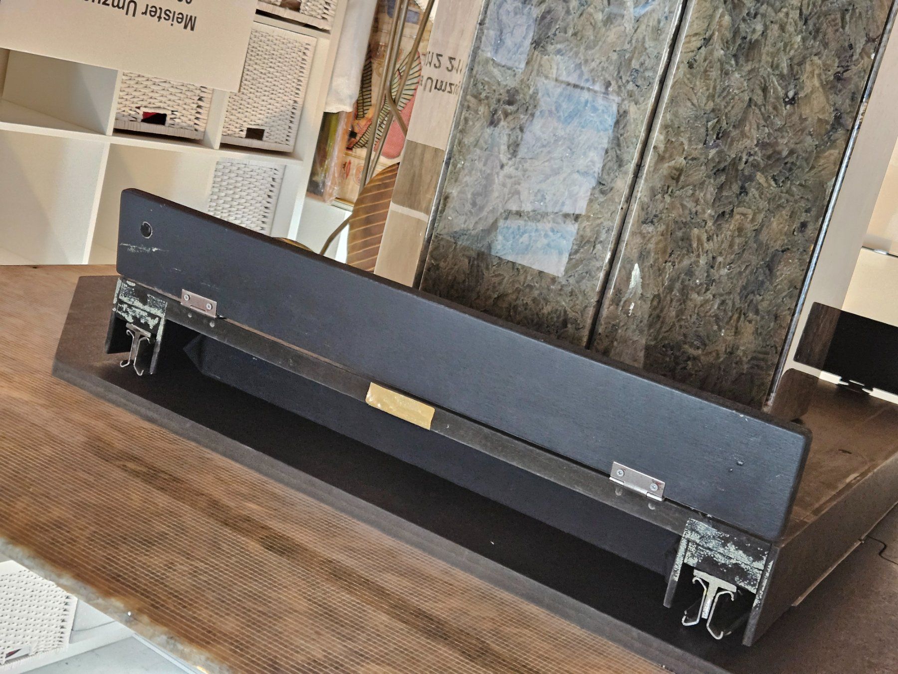 Tables: Emerald Pearl Granit Tisch, 140cm. – D'occasion à Killwangen par Saegezahn 1
