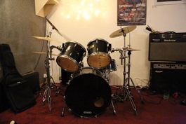 Batterie Pearl Masters Custom avec double-pédale et cymbales