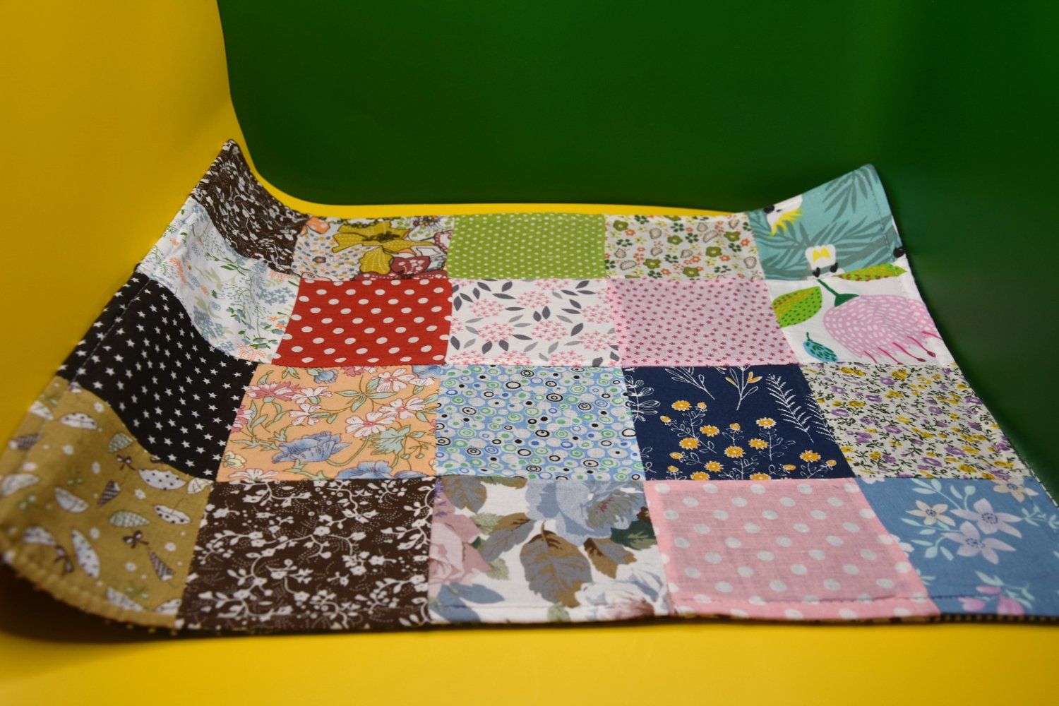 Tessuti: Patchwork-Tischset mit beidseitigen Motiven in div. Farben – Nuovo (secondo la descrizione) da St. Gallen venduto da Elmarotto 8
