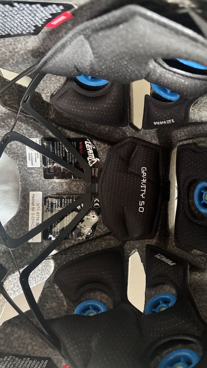 Leatt Caschi: Leatt Gravity 5.0 Carbon super light  – Usato da Locarno venduto da CG1114 3