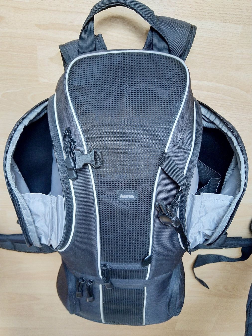 Hama Zaini: Fotorucksack HAMA Daytour 230 4-Side Loader Backpack – Usato da Romanshorn venduto da Stubsinator 4