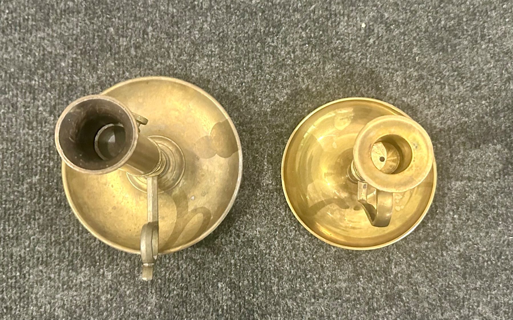 Portacandele: Zwei antike Kerzenhalter aus Messing – Usato da Basel venduto da artthings4you 4