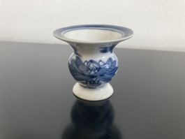 Seltene, antike Mini-Vase mit blau/weiss Dekor Lotus, China
