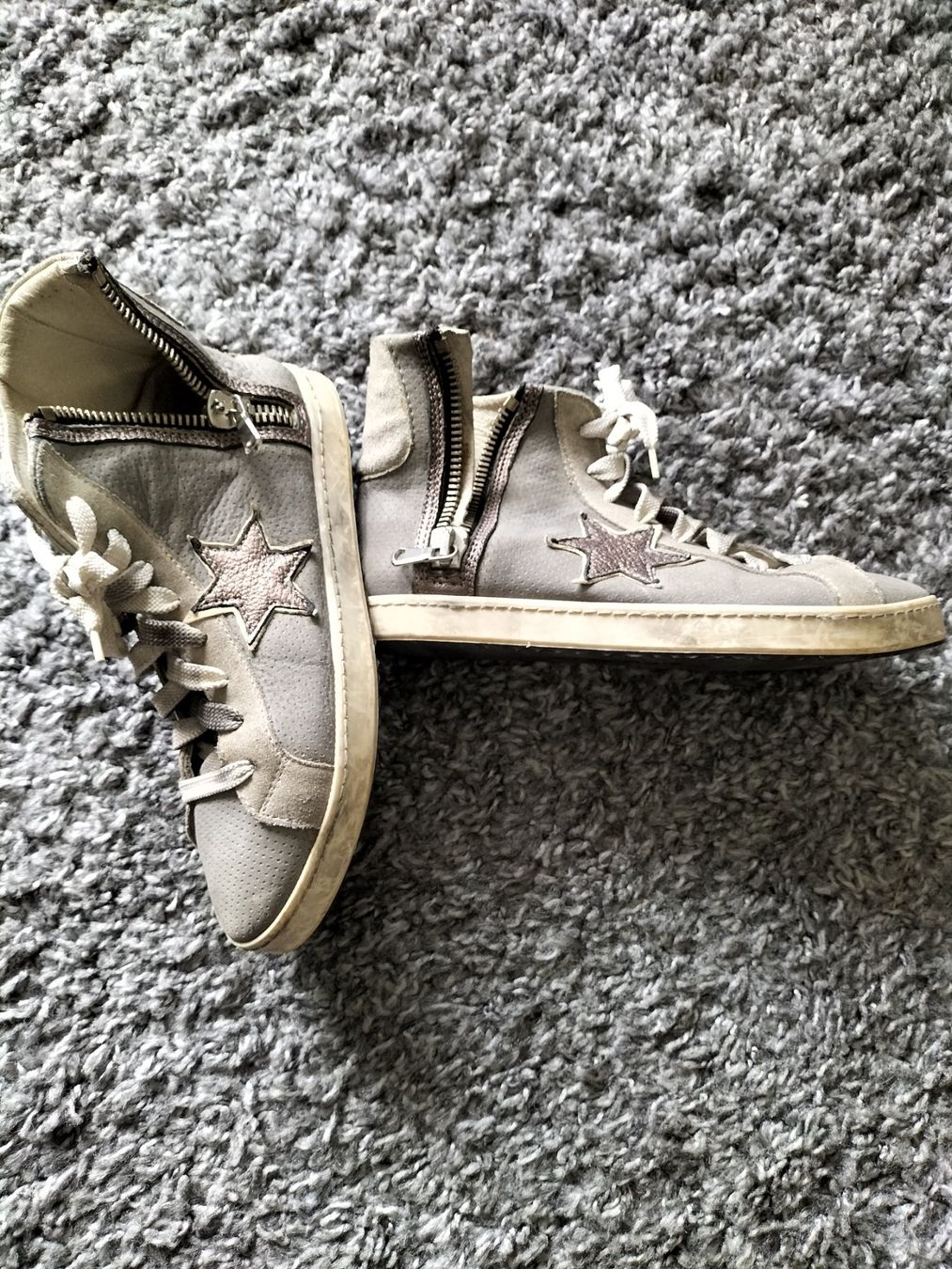 Chaussures hommes: auffallende Sneaker – D'occasion à Sins par Taschending