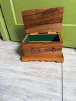 Holz Schmuckkaestchen mit filigranen Details