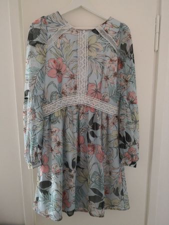 Kurzes, hellblaues Kleid mit Spitzen-Besatz langarm