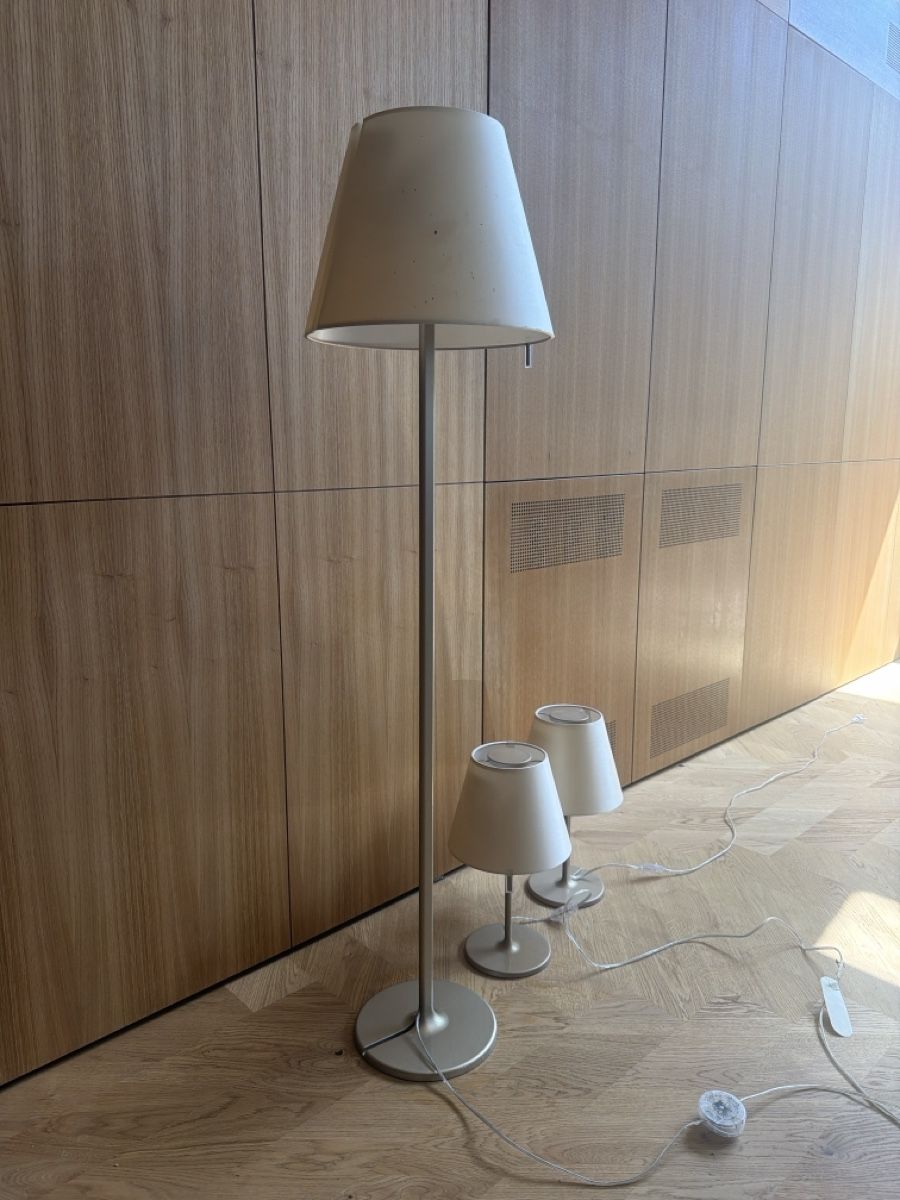 Artemide Lampade: Artemide Steh- und 2 Nachttischlampen-Set – Usato da Pfaffhausen venduto da NFIZH 1