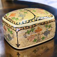 Superbe boîte à bijoux en papier mâché laqué motif peint