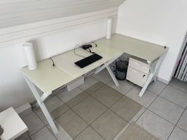 Schreibtisch aus Glas mit mehreren Elementen