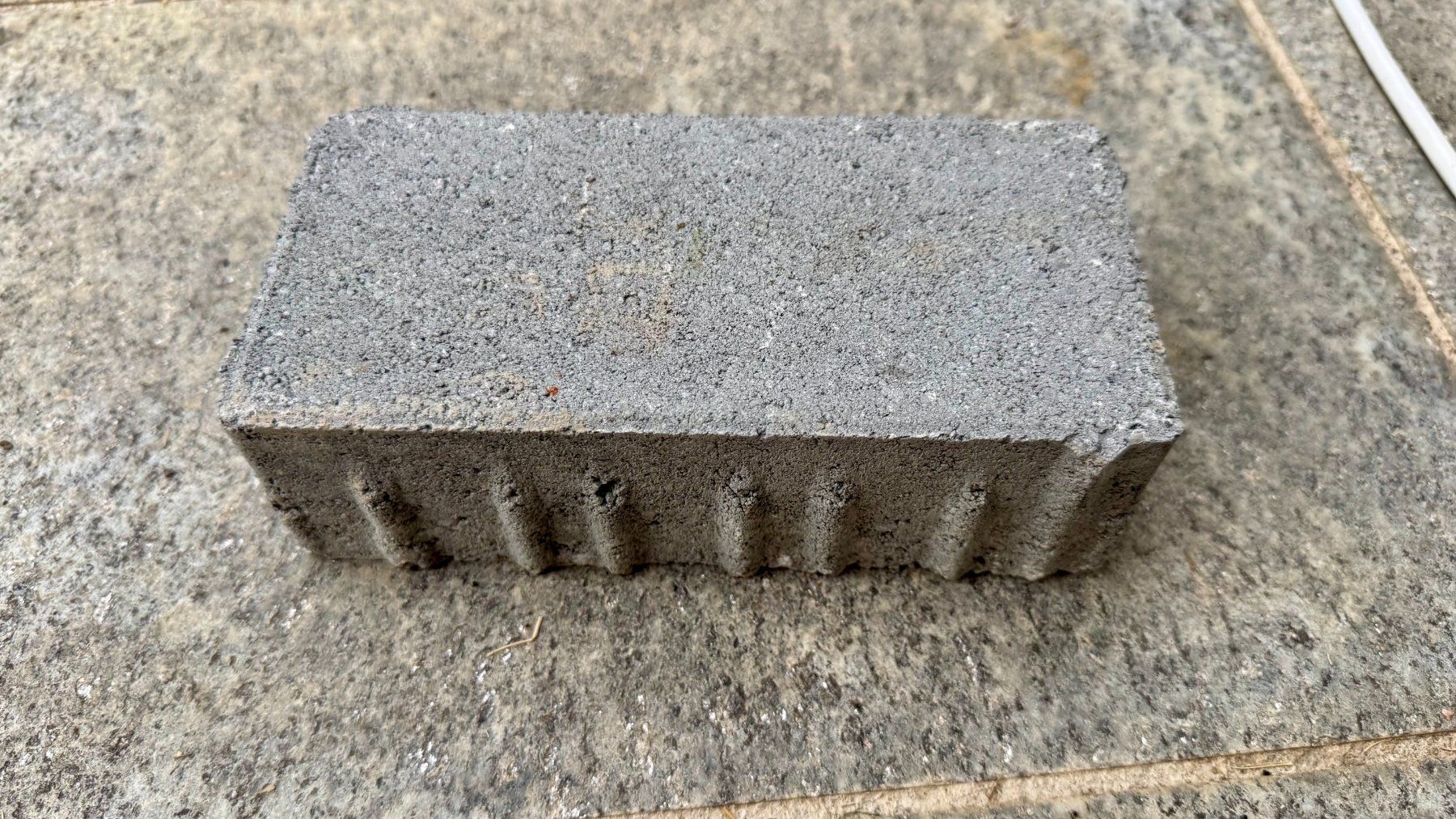Pierres & tuiles: 19. Betonpflastersteine grau, rechteckig – D'occasion à Fislisbach par Vitodata6343