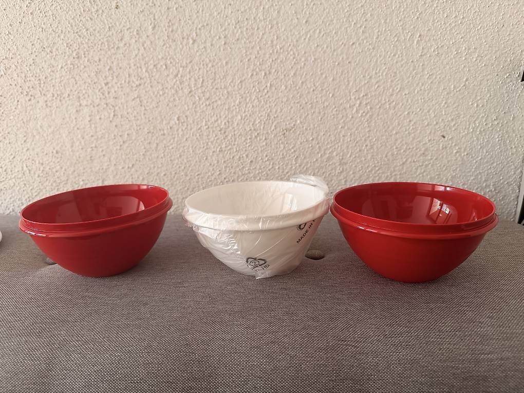 Behälter & Ähnliches: Tupperware Schüsselset rot/weiss mit Deckel  neu – Gebraucht aus Bellikon von Schwoscht