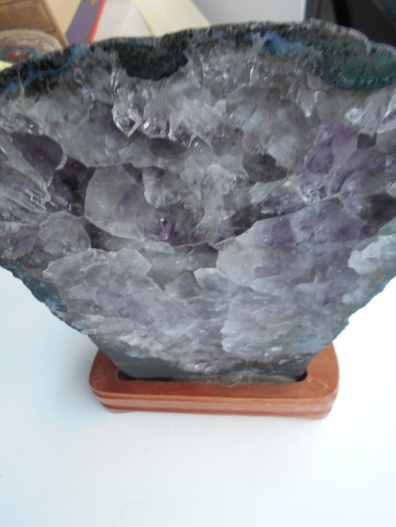 Amethyst geschlossene Druse, ca. 5 kg, auf Holzsockel 3