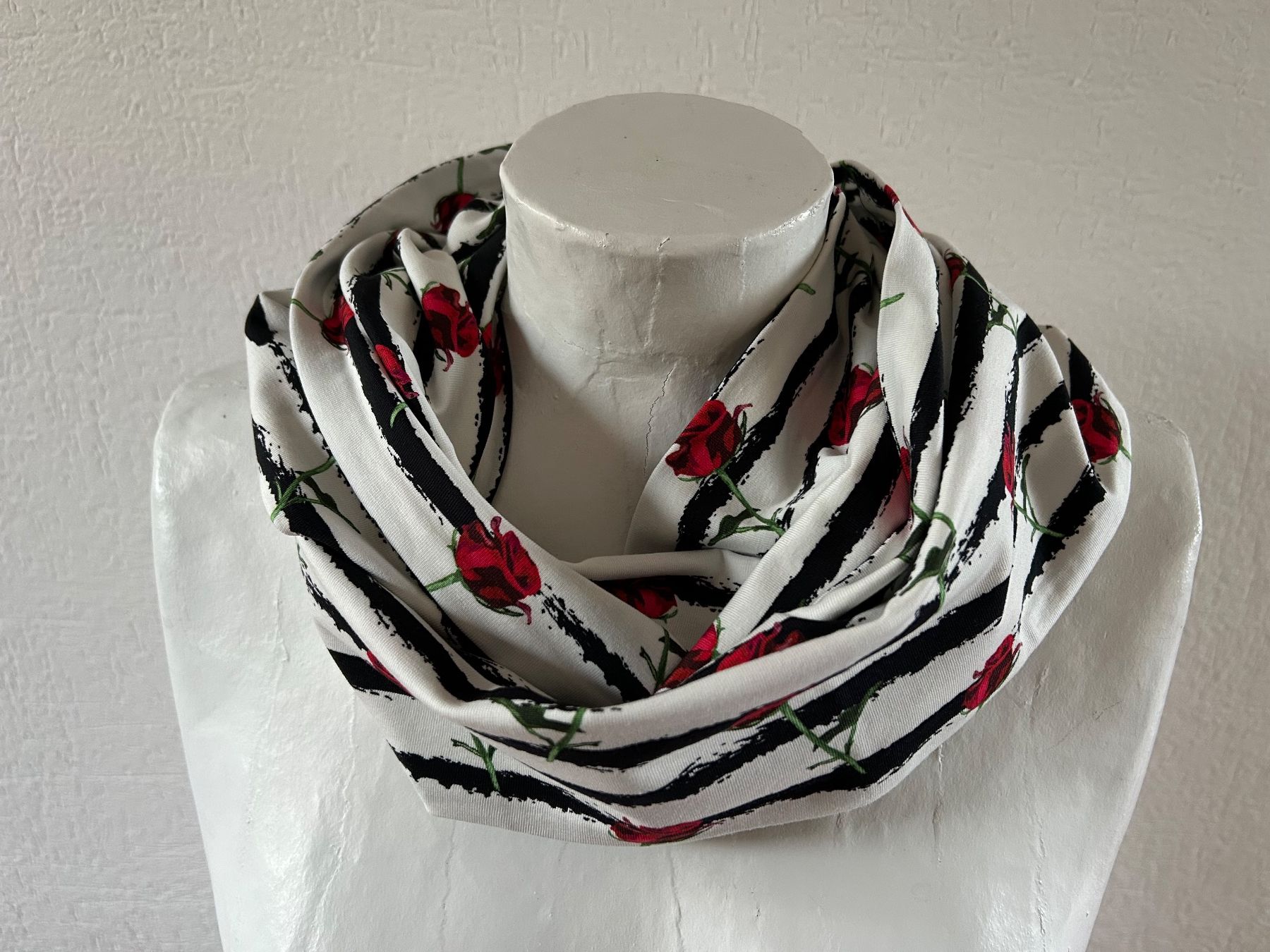 Foulard & Sciarpe: Loop -Schlauchschal - Baumwoll-Jersey - Handarbeit- Unikat – Nuovo e nell'imballaggio originale da Riniken venduto da KreativImKopf