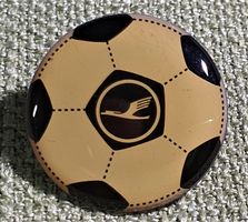 M925 - Pin Lufthansa Air Line Logo im Fussball