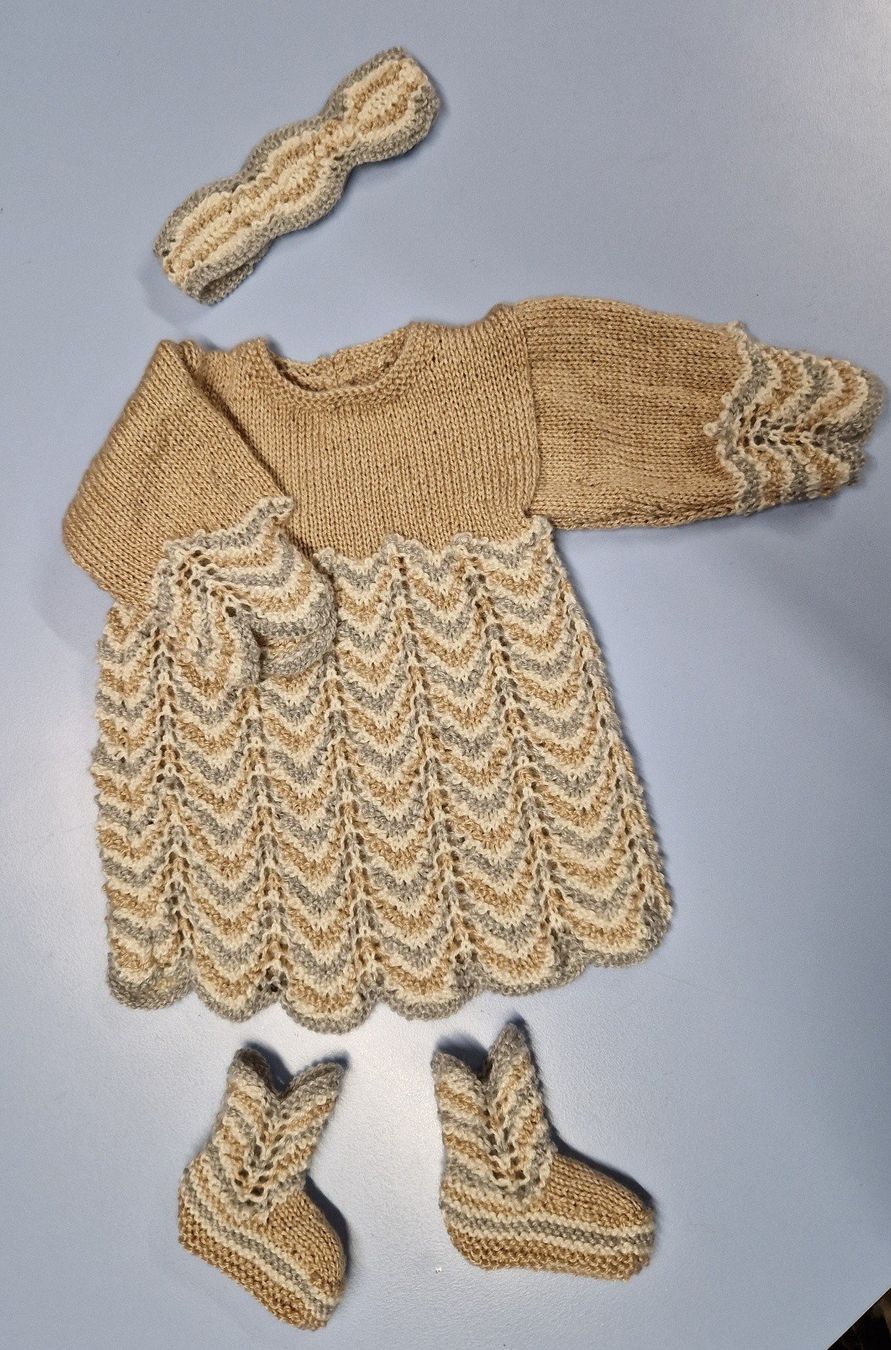 Lotti & Set di vestiti: Ensemble robe tricoté main 3-6 mois UNIQUE – Nuovo e nell'imballaggio originale da St-Imier venduto da goodber 3