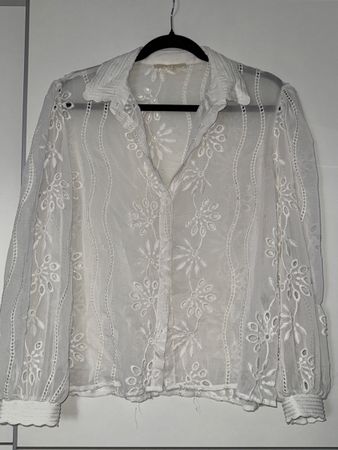Weisse bestickte Bluse