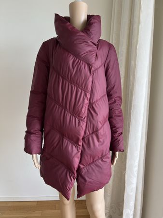 Oodji Winterjacke, bordeaux, Gr. 36-38 (EU), klein Loch.