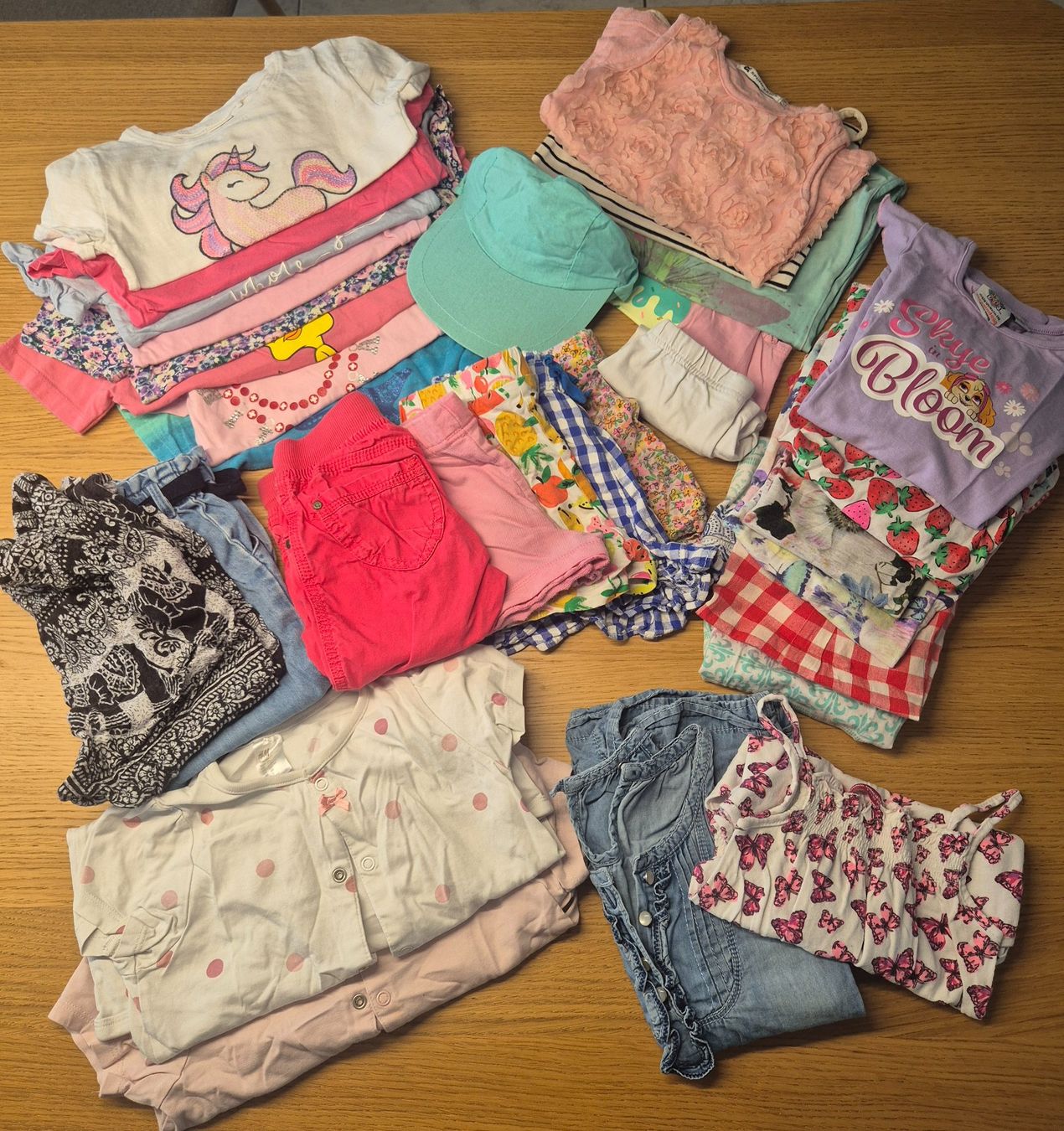Lotti & Set di vestiti: Kleiderpaket 2, Sommer, Mädchen, 31 Teile, Grösse 98 – Usato da Menzingen venduto da Aksirp05