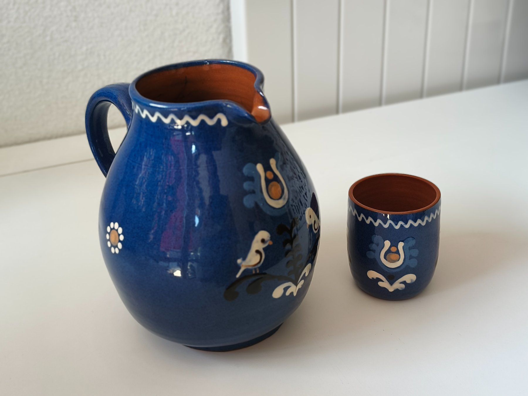 Karaffen: Steingut Krug mit Tasse – Gebraucht aus Kleinandelfingen von Warchimedes