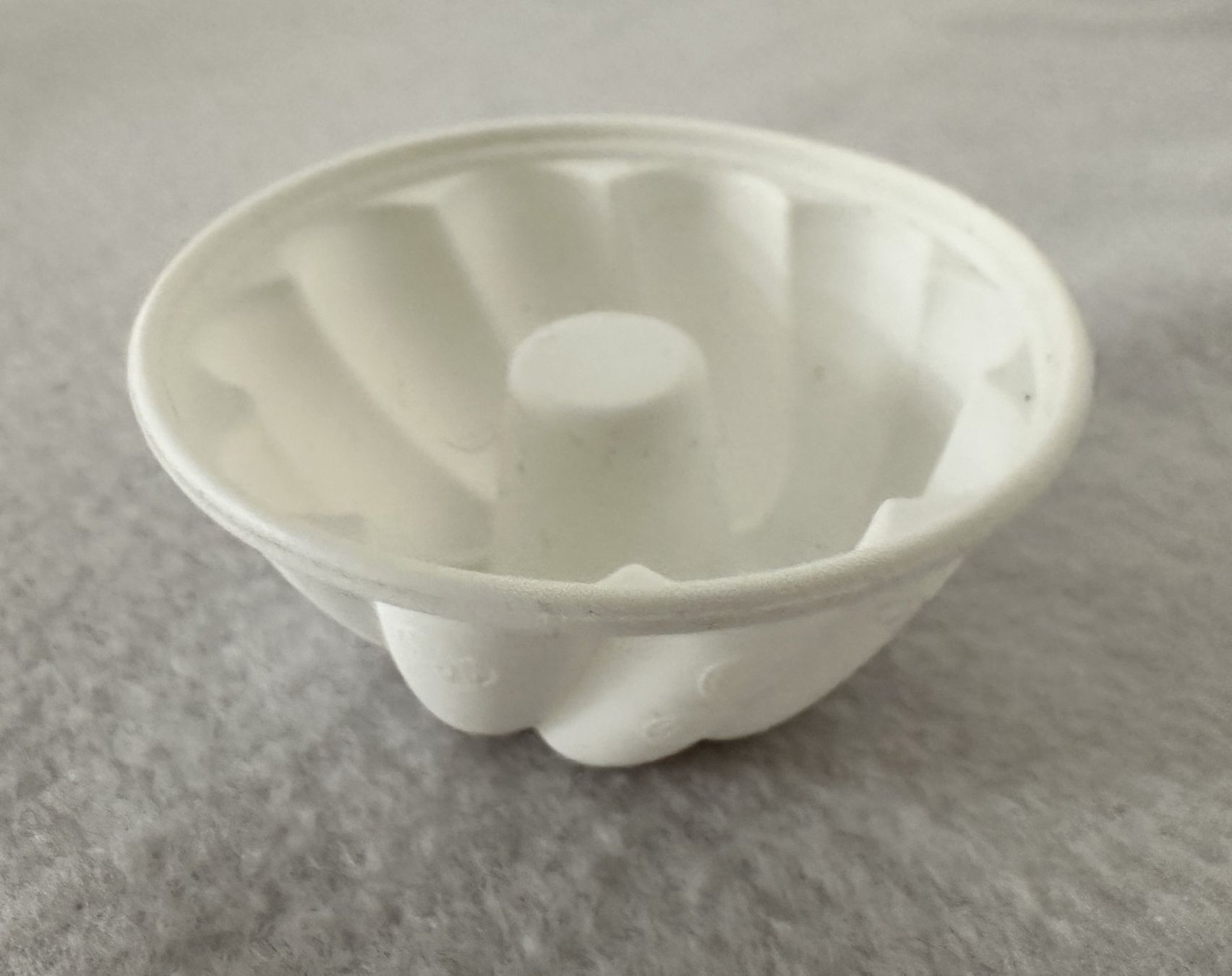 Teglie da forno: 12 Mini Dessertformen, Puddingformen, 12 Stk. Weiss Silikon – Nuovo (secondo la descrizione) da Auw venduto da beretta1966 2