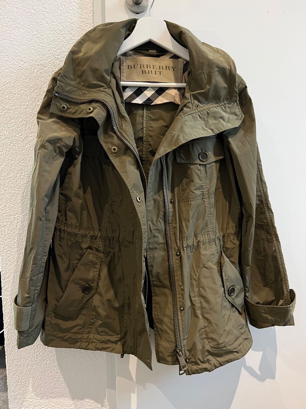 Burberry Jacken: Burberry Leichte Jacke – Neu (gemäss Beschreibung) aus Berschis von