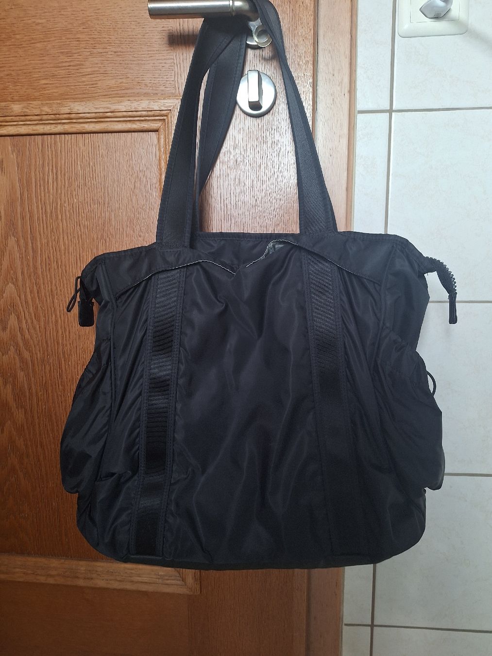 Nike Borse da donna: Fitnesstasche Nike schwarz  – Usato da Tamins venduto da ari_c5kp 3