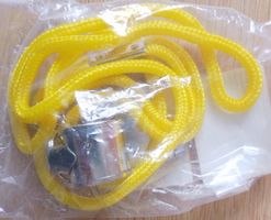Thrillerpfeife Sportpfeife mit Kordel neu gelb 5 x 2 x 1,8cm