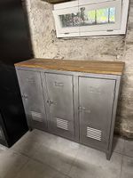 Spind High Board aus Metall mit Nussbaum-Holzplatte