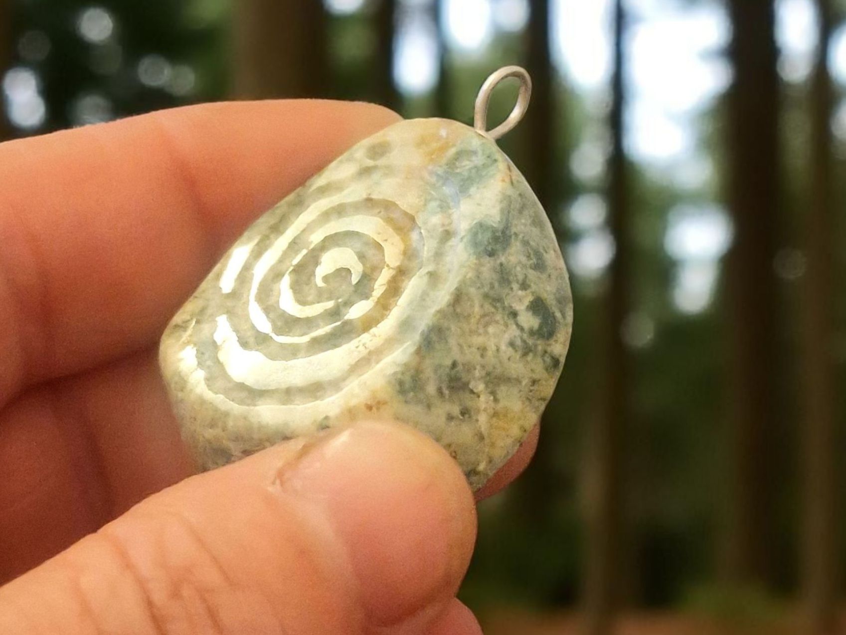 Ciondoli: Anhänger Allalin-Gabbro mit gravierter Spirale – Nuovo e nell'imballaggio originale da Aarau venduto da Schmuckhoehle_MD 2