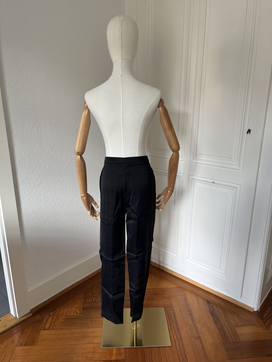 Pantaloni: Uterqüe Black trousers, size 28, shiny – Usato da Mies venduto da Nib2011 4
