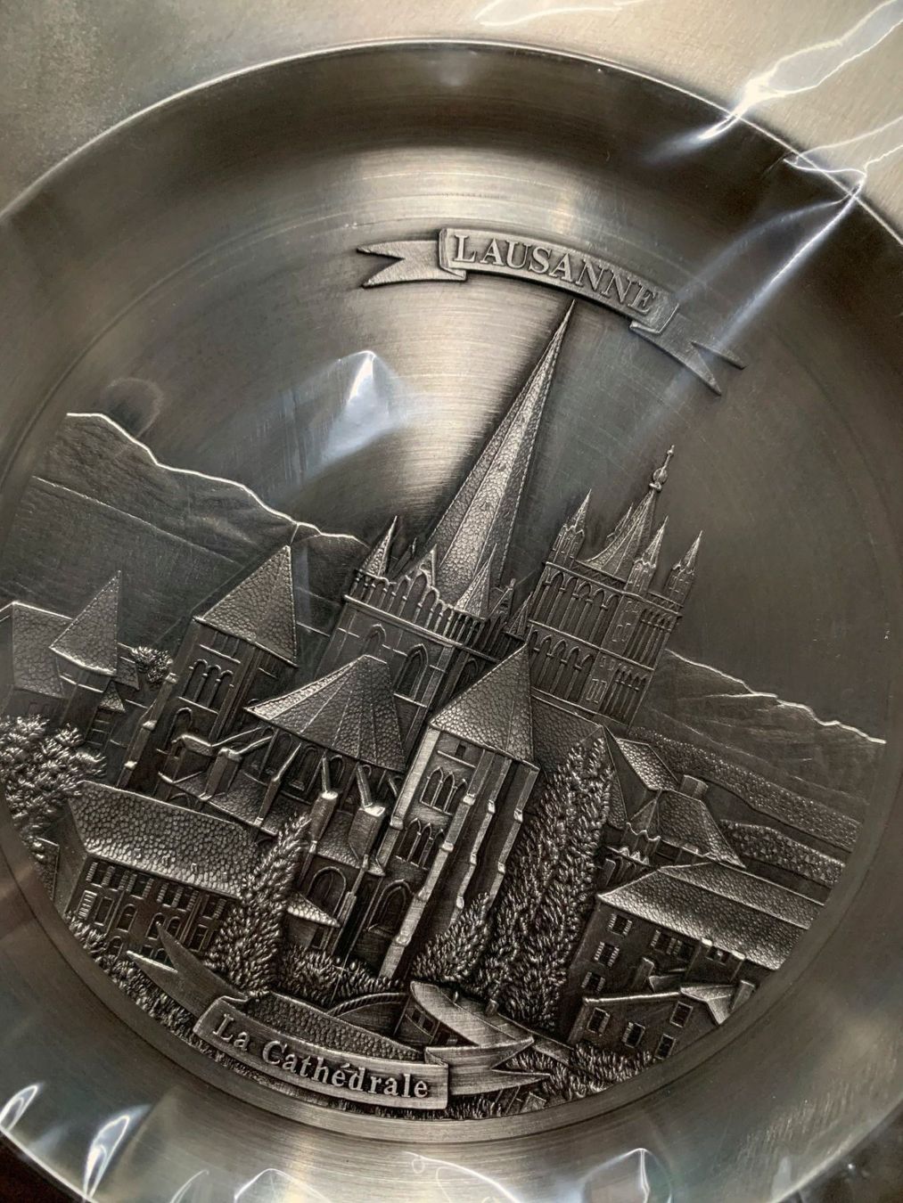 Piatti: Assiette murale en étain de Lausanne – Nuovo e nell'imballaggio originale da Chavornay venduto da Petit_Biberli 1