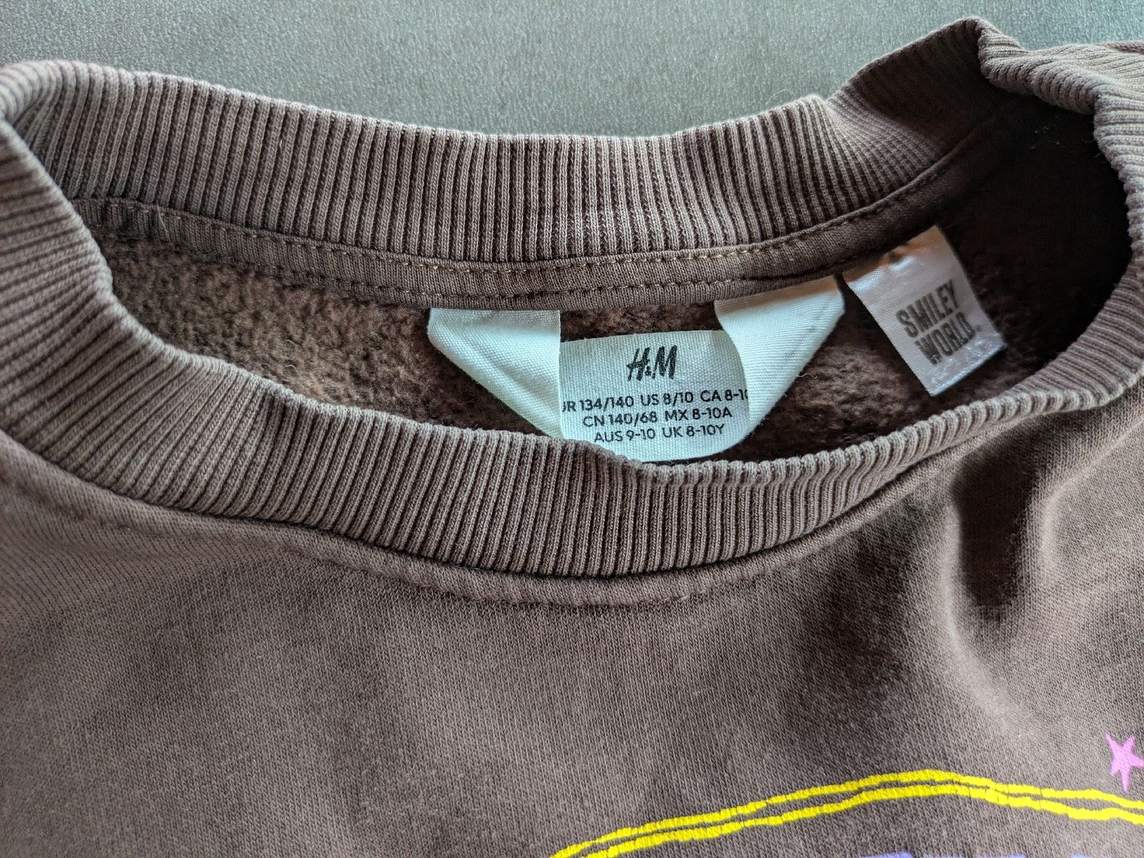 H&M Pullover & Sweatshirts: Pullover von H&M Smiley World, Grösse 134 / 140 – Gebraucht aus Kölliken von mic_9n9d 1