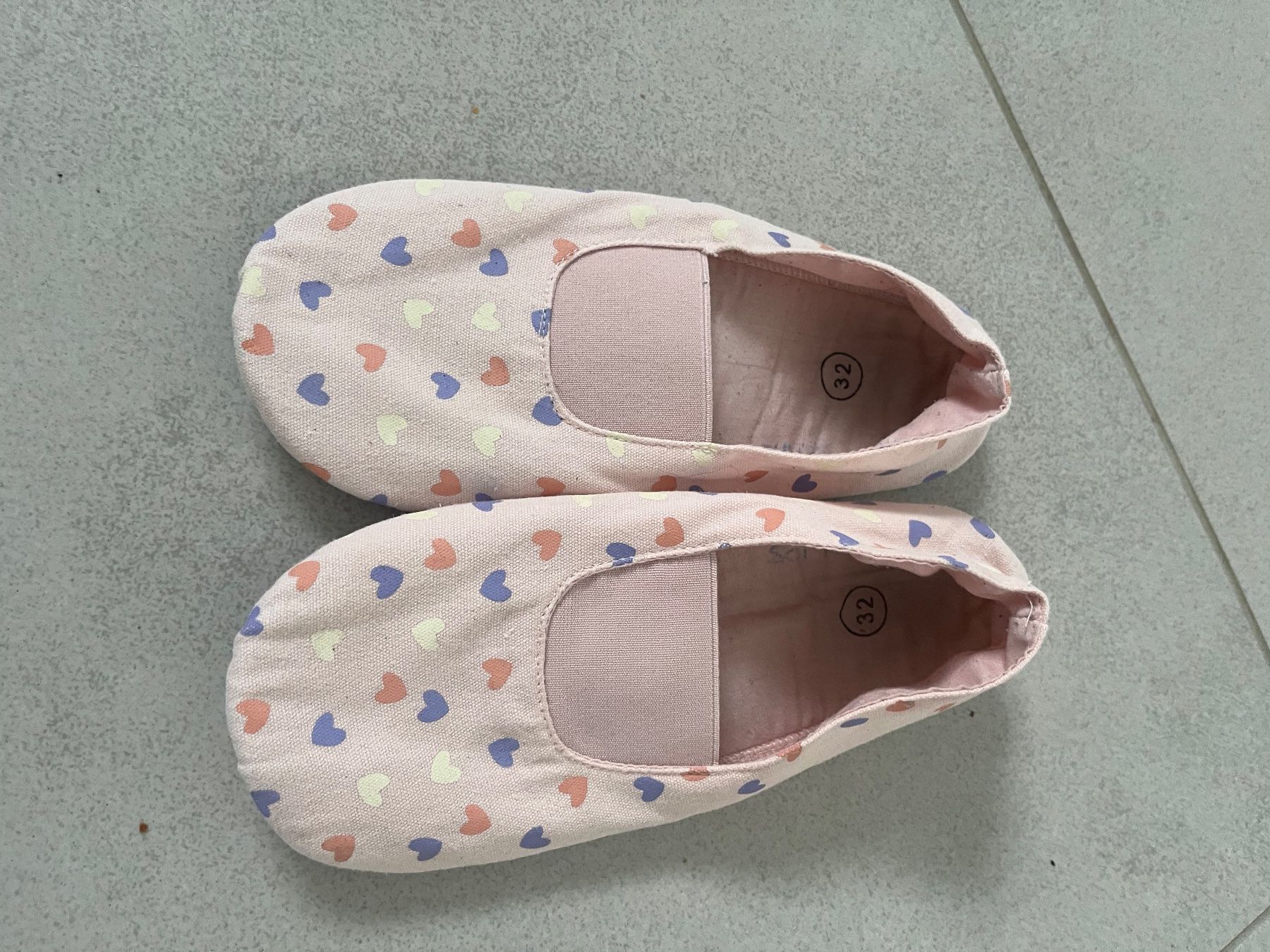 Schuhe für Mädchen: Bazannes / pantoufles de gym taille 32 – Gebraucht aus Gland von ideoreve