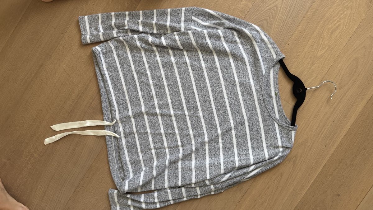 Maglioni & Felpe: gestreiftes Oberteil mit Bändchen, Grösse M – Usato da Steinhausen venduto da inmumi