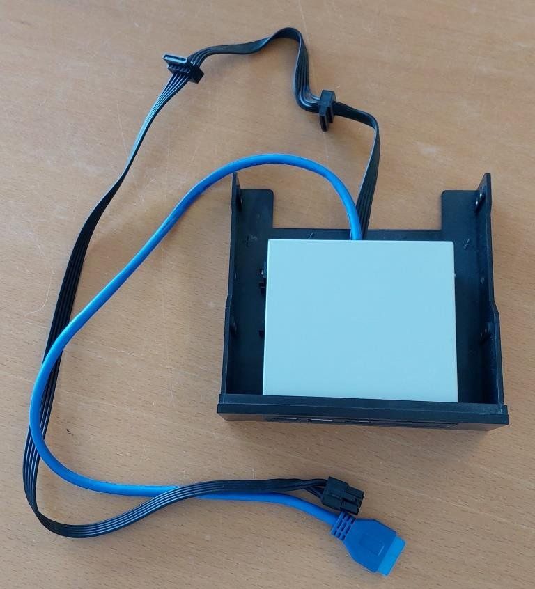Componenti elettronici: Front Panel (internal PC 3.5") MCab 3x USB 3.0 + Card Reader – Usato da Sorengo venduto da E-DataLabs 5