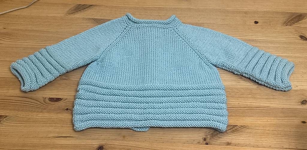 Vestes & Manteaux:  Handgestrickte Baby-Strickjacke  Hellblau – Neuf avec emballage d'origine à Wollerau par ALPERA 1