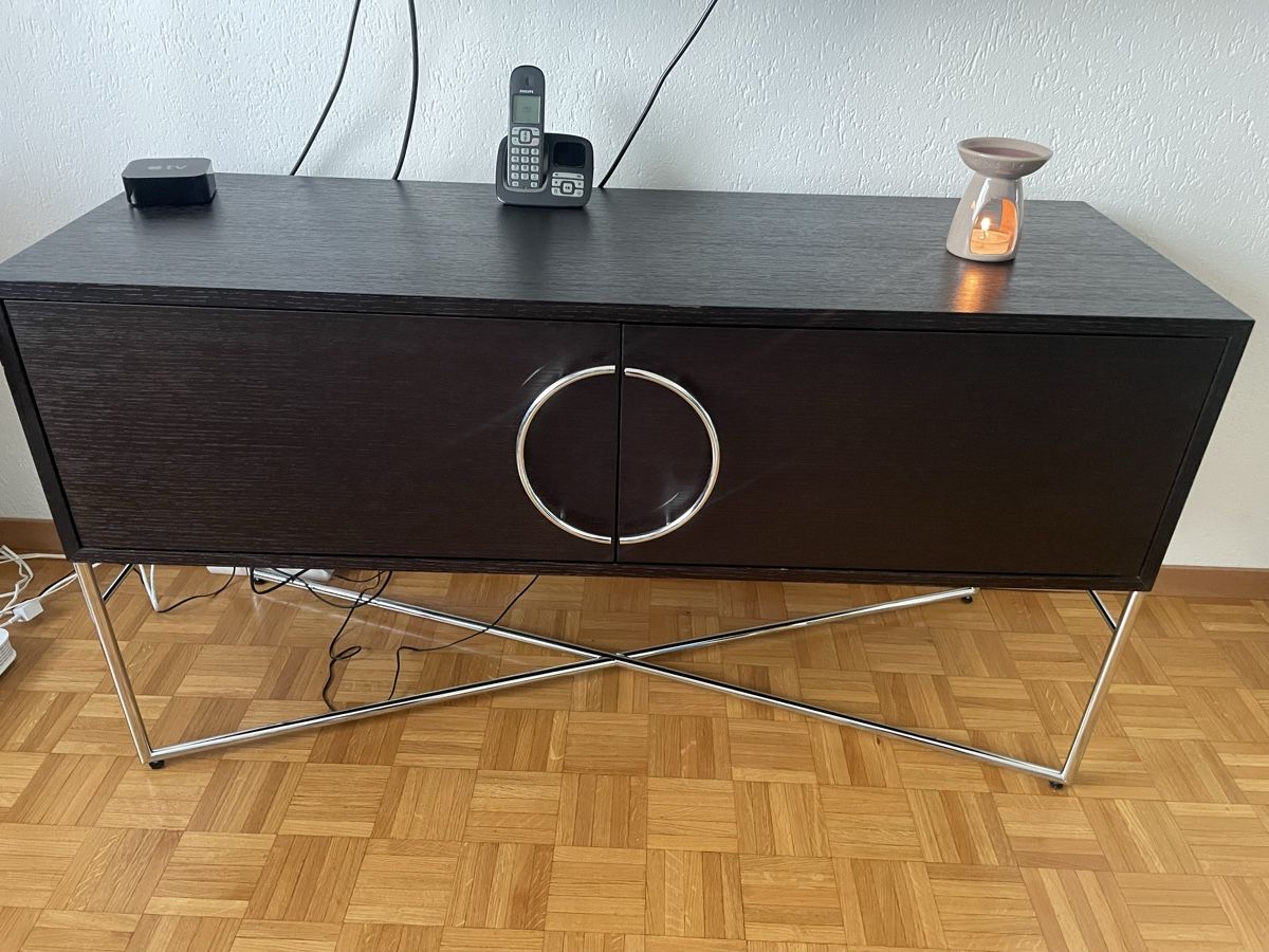 Credenze: Sideboard schwarz mit Metallgestell, gebraucht – Usato da Zürich venduto da Maggi1980