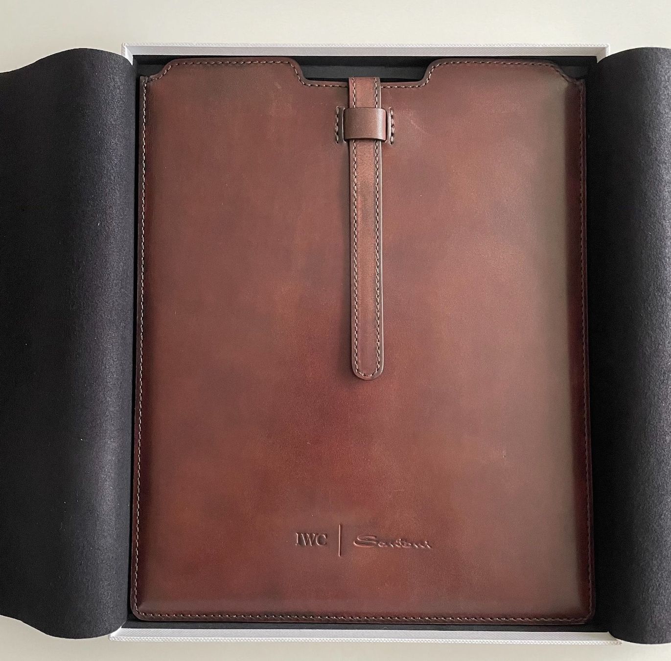 Cover & Protezioni schermo: IWC iPad Case – Nuovo e nell'imballaggio originale da Benken ZH venduto da Teessino 2