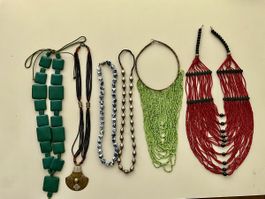 Set mit 6 Halsketten, guter Zustand